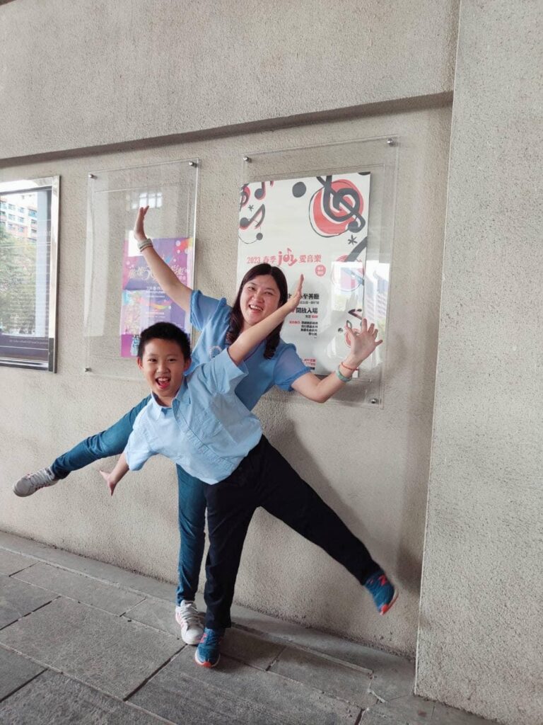 孩子被媽媽送去上訓練主管的課程,明顯提升孩子自信心 ,有效改善分離焦慮問題 !