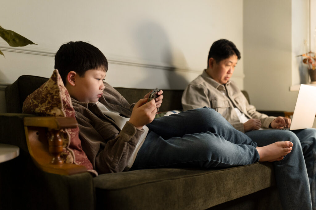父母忙忙碌碌、孩子沉迷3C,網路世界反而成為心靈寄託.....
